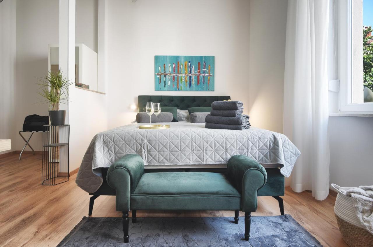 Emi Luxury Pula